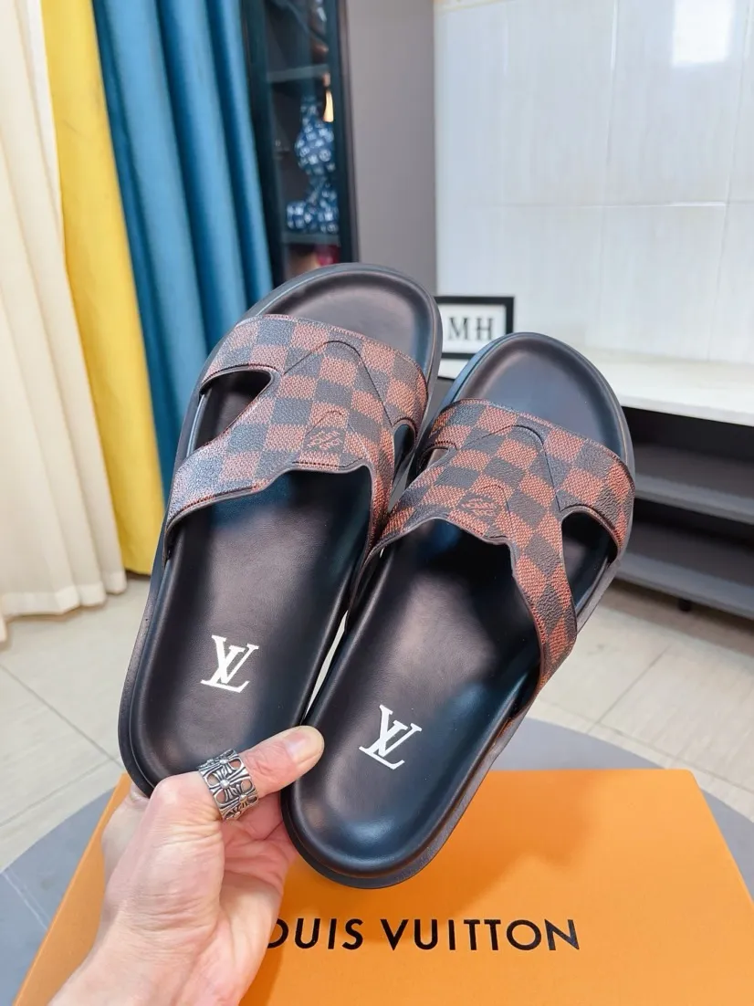 Men's shoes💰300🌹🌹【LV】Multi-color new men's slippers, original top-quality version, original special cowhide with pebbled embossing➕sheepskin on the inner and side, non-slip combination sole, more stable walking, more comfortable and lightweight, high-end and generous, size: 38~44